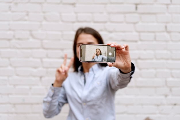 Foto grátis dispositivo de segurar mulher de tiro médio