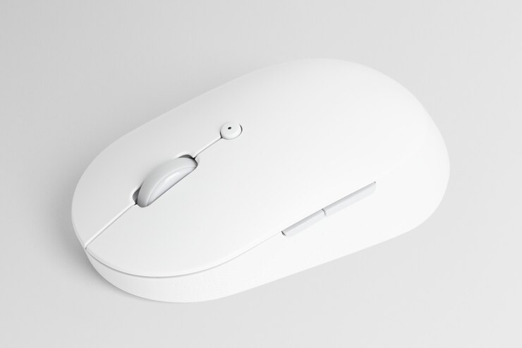 Foto grátis dispositivo digital de mouse óptico sem fio branco