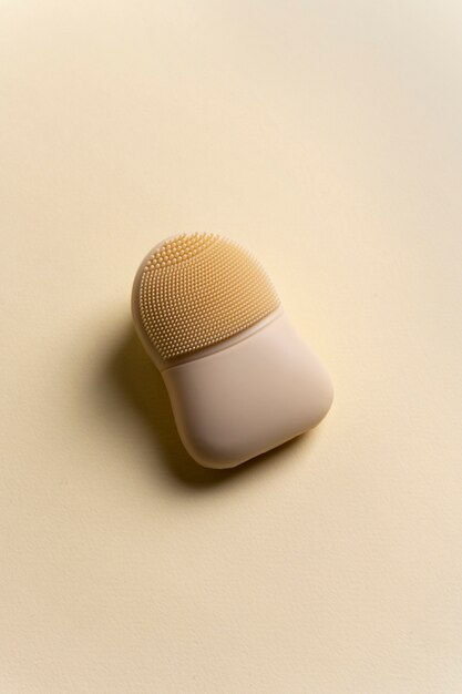 Dispositivo tecnológico de lavagem facial com fundo monocromático minimalista