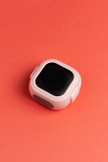 Foto grátis dispositivo tecnológico de unidade flash usb com fundo monocromático minimalista e fones de ouvido