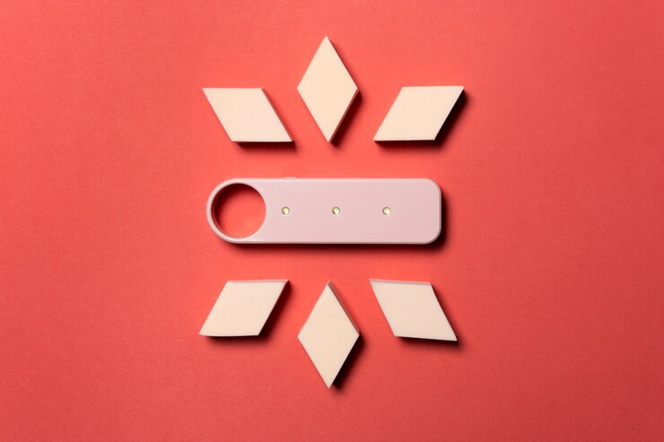 Foto grátis dispositivo tecnológico de unidade flash usb com fundo monocromático minimalista