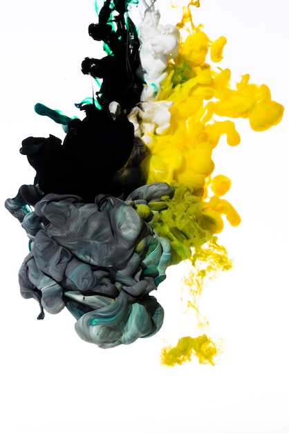 Foto grátis dissolvendo lentamente tintas coloridas