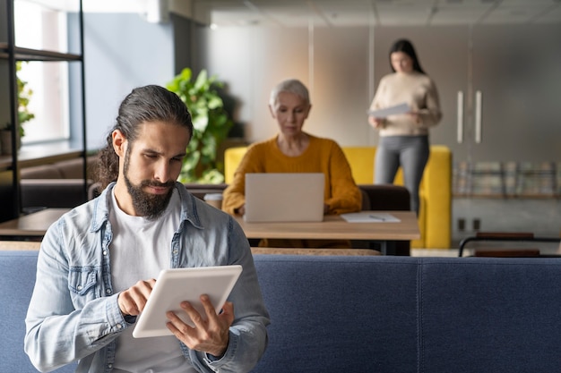 Foto grátis distanciamento social de pessoas no trabalho