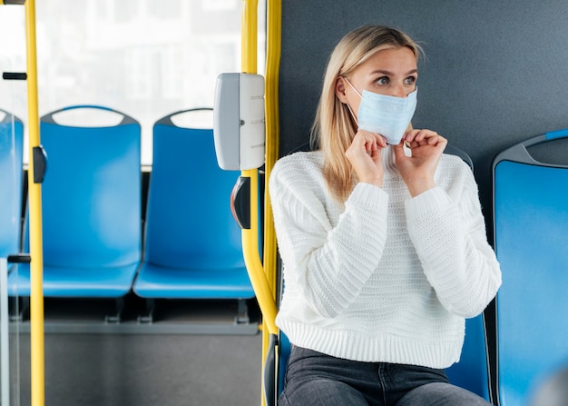 Foto grátis distanciamento social em transporte público