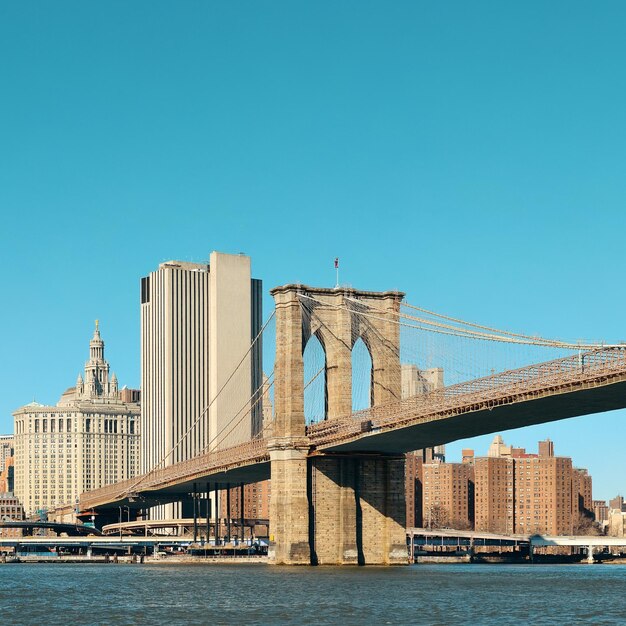Distrito financeiro de Manhattan com arranha-céus e Brooklyn Bridge.