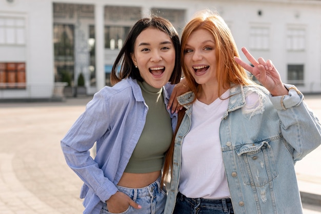 Diversas mulheres posando ao ar livre