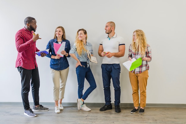 Foto grátis diversas pessoas com blocos de notas comunicando