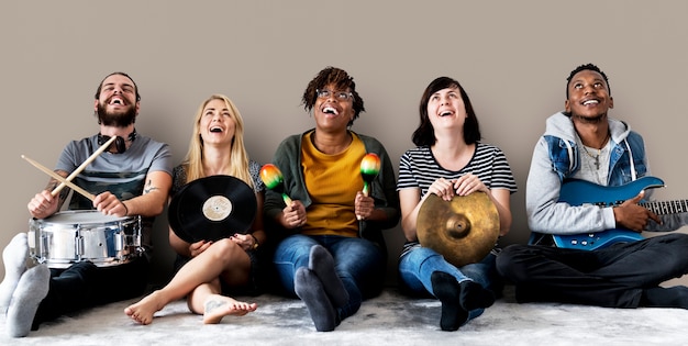 Foto grátis diversas pessoas com instrumentos musicais