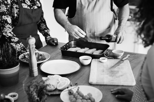 Diversas pessoas juntando-se a aula de culinária