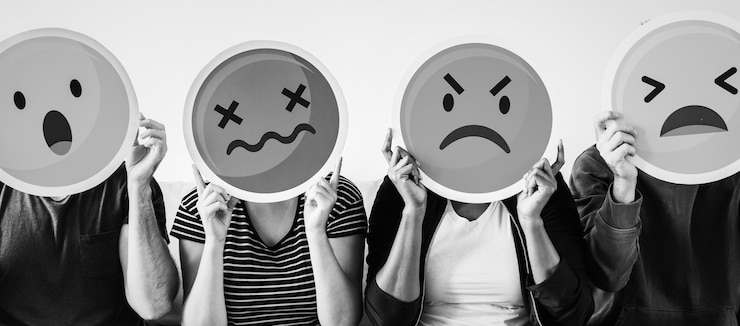 Foto grátis diversas pessoas segurando ícones emoji
