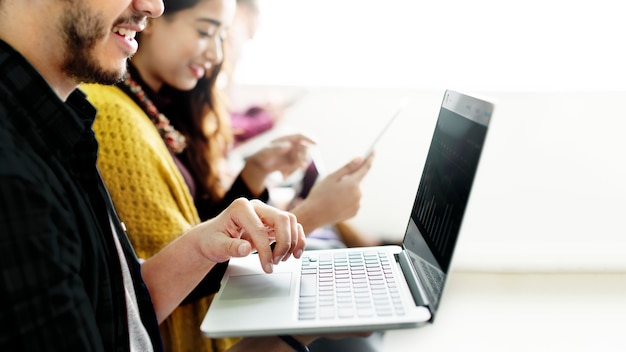 Diversas pessoas usando dispositivos digitais