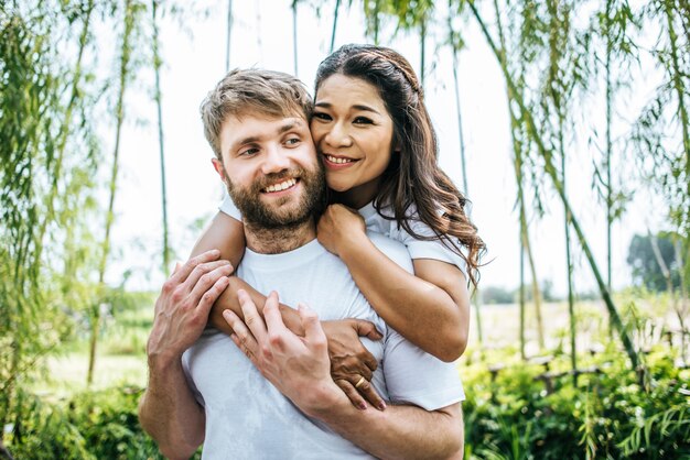 Diversidade de sorriso feliz dos pares no momento do amor junto