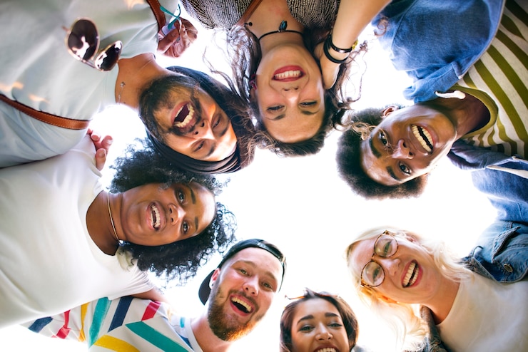Foto grátis diversos amigos / alunos fotografam