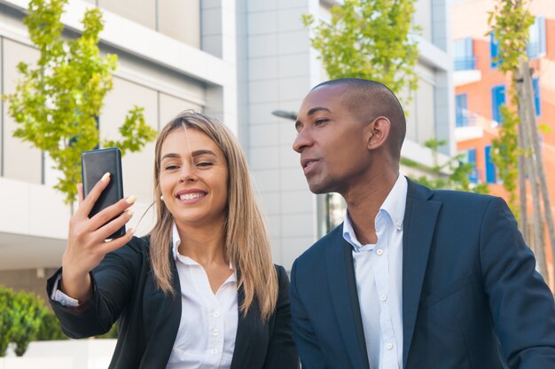 Diversos colegas de trabalho se divertindo lá fora