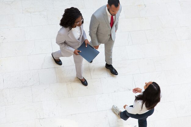 Diversos colegas reunidos no corredor do escritório