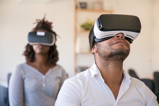 Diversos colegas usando óculos de realidade virtual