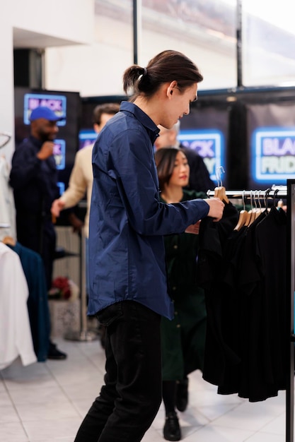 Foto grátis diversos compradores correndo para a loja de roupas para conseguir ofertas da black friday, comprando roupas com descontos. caça às pechinchas e vício em compras, conceito de vendas sazonais