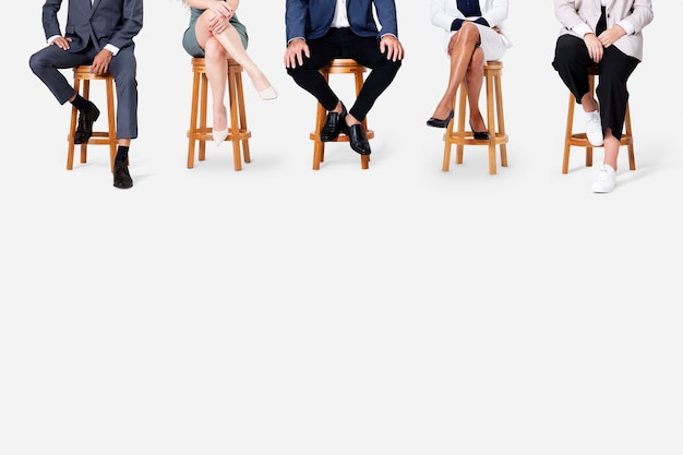 Foto grátis diversos empresários sorrindo enquanto sentam em empregos e campanha de carreira