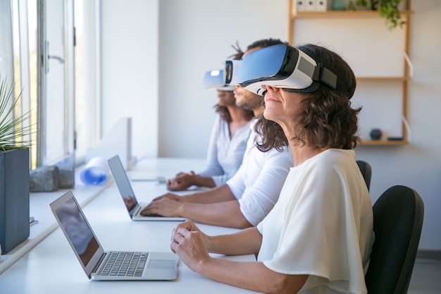 Diversos profissionais testando o novo software VR