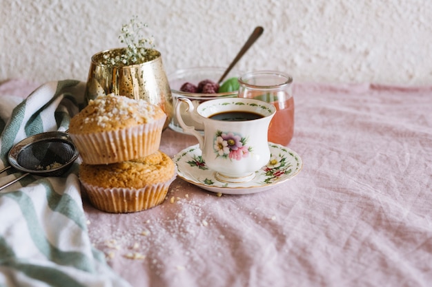 Diversos tratamentos e café em arranjo