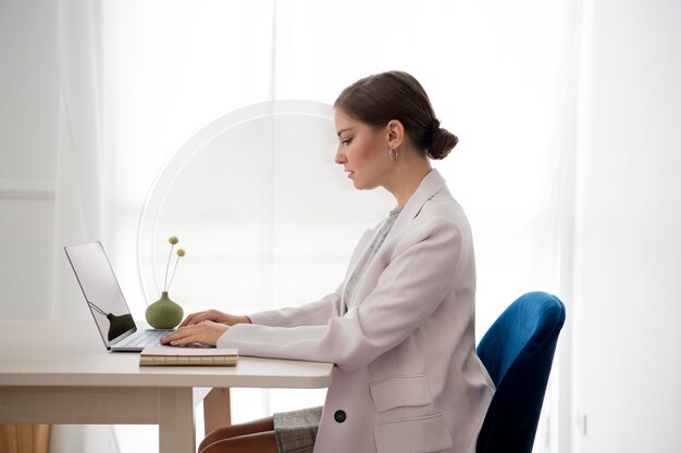 Divisória de mesa com mulher trabalhando em um laptop