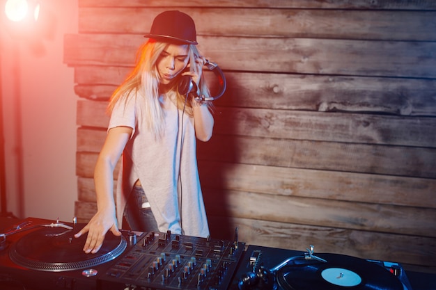 Dj bonito mulher se divertindo tocando música na festa do clube