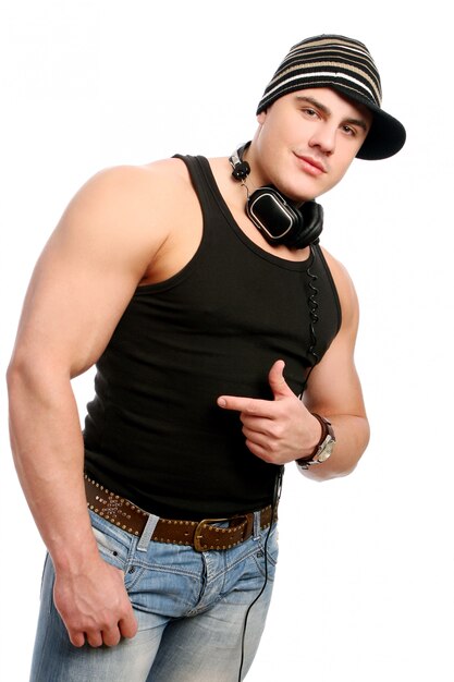 Dj em jeans com fones de ouvido