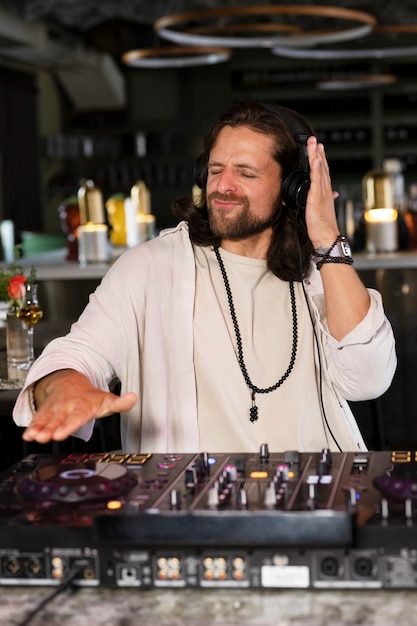 Dj masculino cuidando do entretenimento musical em uma festa