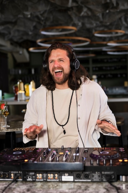 Dj masculino cuidando do entretenimento musical em uma festa