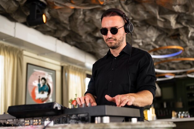 Dj masculino cuidando do entretenimento musical em uma festa