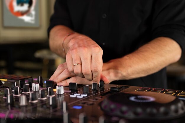 Dj masculino cuidando do entretenimento musical em uma festa