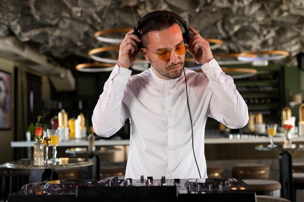 Dj masculino na festa responsável pelo entretenimento musical