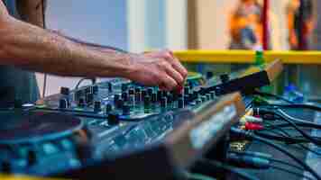 Foto grátis dj tocando música eletrônica em sua placa de som