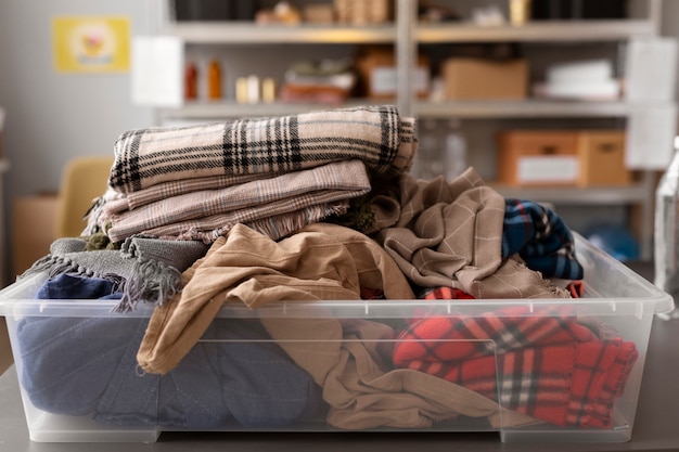 Foto grátis doações de roupas coletadas para caridade