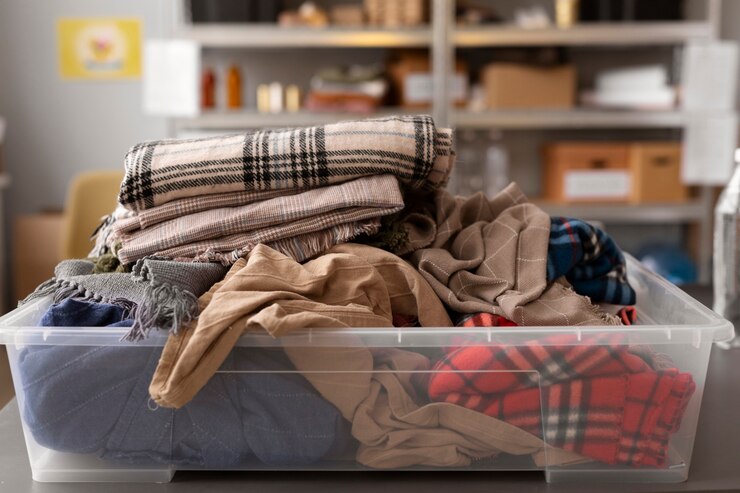Foto grátis doações de roupas coletadas para caridade
