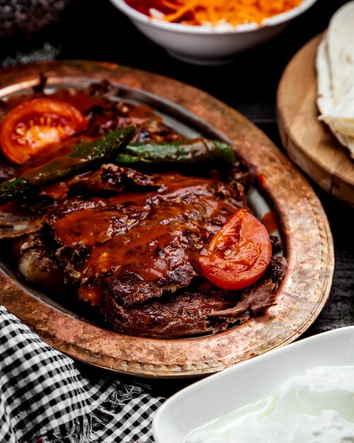 Doador de carne com molho de tomate