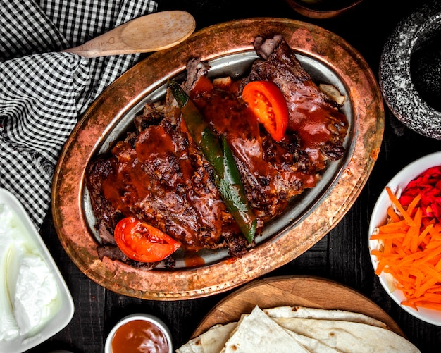 Foto grátis doador de carne com molho de tomate