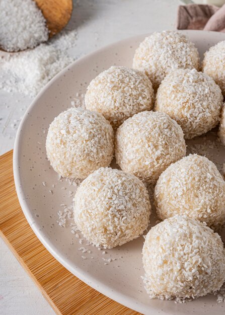 Doce de coco delicioso de alto ângulo