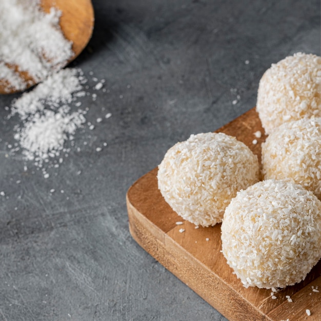 Foto grátis doce de coco delicioso de alto ângulo