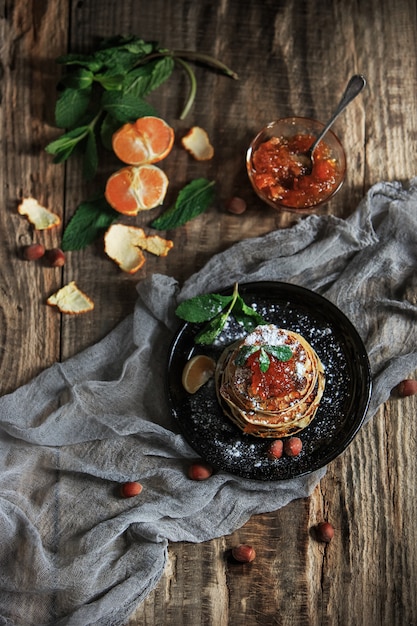 Doce de tangerina natural na mesa de madeira