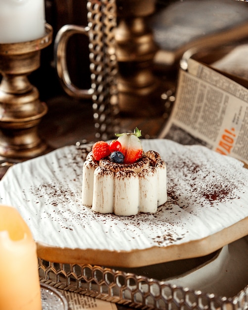 Doce delícia com frutas na mesa