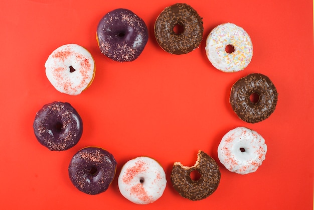 Doce gostoso vários donuts mordidos de chocolate