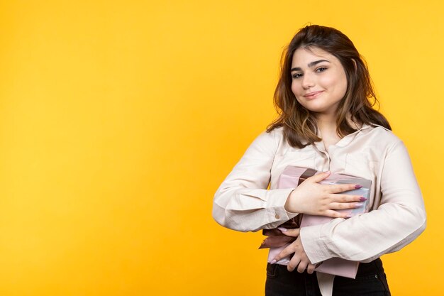 Doce menina abraçou sua caixa de presente Foto de alta qualidade