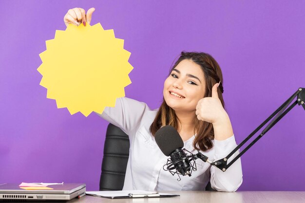 Doce menina adorável segurando bolha de ideia e polegar de gesto para cima Foto de alta qualidade