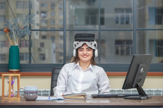 Doce menina usando óculos VR e sorrindo para a câmera