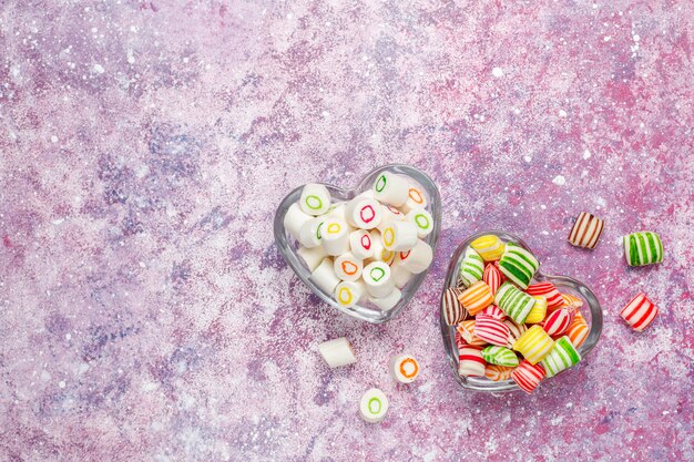 Foto grátis doces de açúcar colorido diferente, vista superior