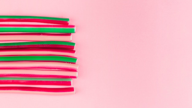 Foto grátis doces de alcaçuz em fundo rosa