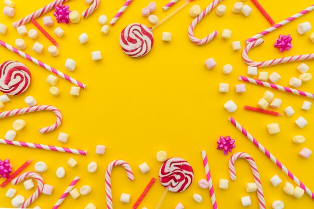 Doces de aniversário em fundo amarelo