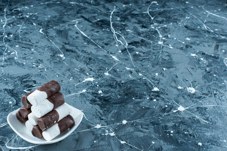 Foto grátis doces de duas cores no prato azul.