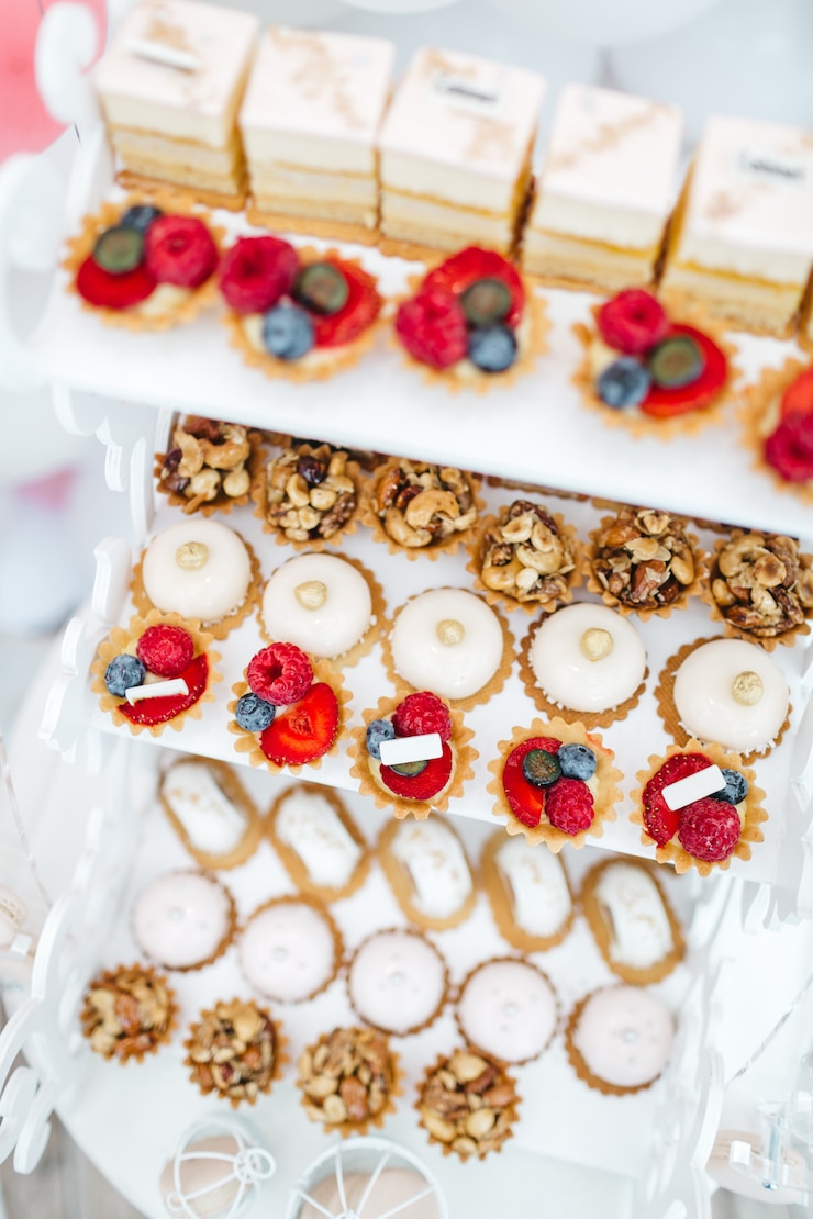 Foto grátis doces de frutas requintados para os hóspedes